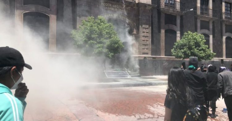 Agreden a feministas en el Congreso de Edomex | VIDEO