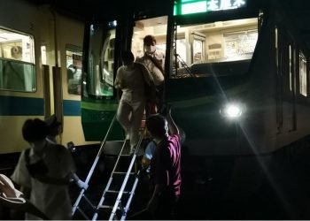 Ataque con cuchillo dentro de un tren en Tokio deja 9 heridos