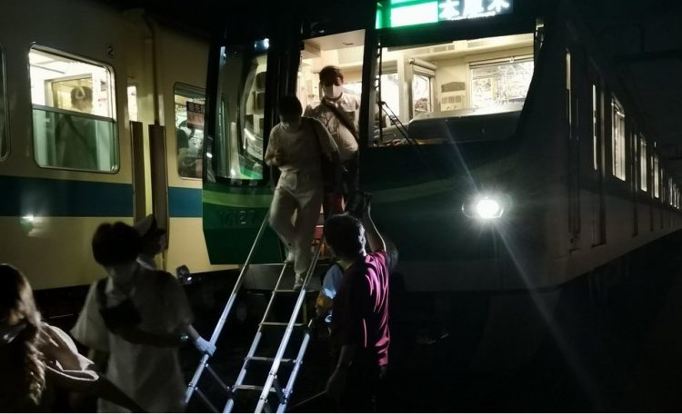 Ataque con cuchillo dentro de un tren en Tokio deja 9 heridos