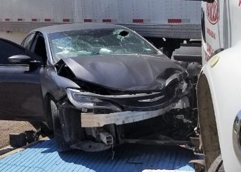 Grave, un joven tras estrellarse contra tráiler