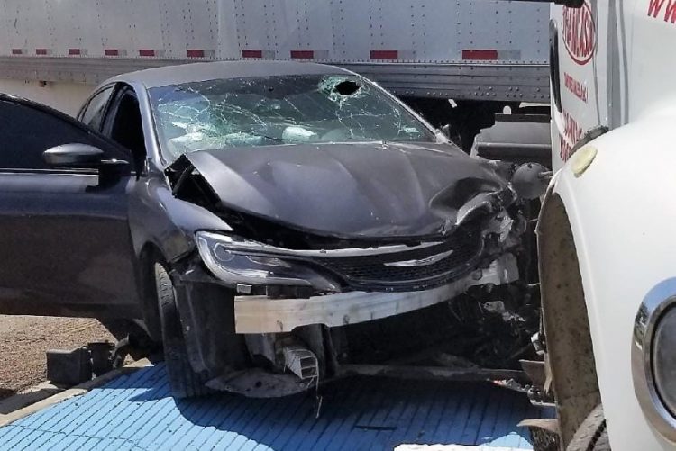 Grave, un joven tras estrellarse contra tráiler