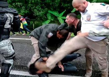 Agente mexicano le patea el rostro a un migrante y provoca fuerte indignación