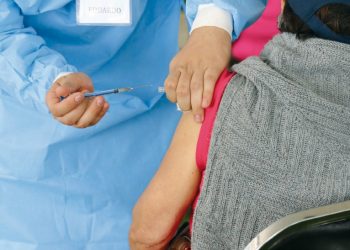 Alertan hospitales que Delta ataca a jóvenes