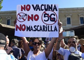 Piden vacunarse contra COVID; llaman a ignorar a antivacunas