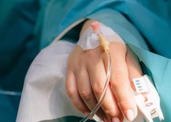 Paciente covid se desvanece al exterior de un hospital tras esperar cama