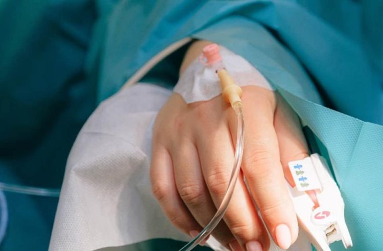 Paciente covid se desvanece al exterior de un hospital tras esperar cama