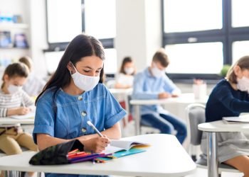 Mantendrán en escuelas uso de cubrebocas hasta el 16 de septiembre