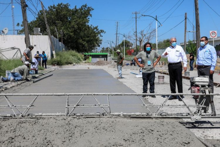 Supervisa Arturo Sanmiguel renovación de calle Anáhuac