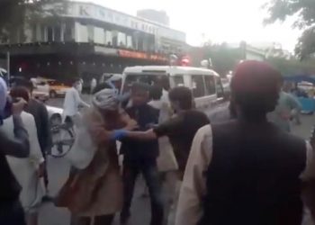 Dos explosiones en el exterior del aeropuerto de Kabul causan al menos una decena de muertos