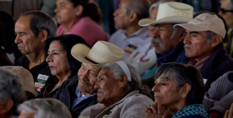 ¿Cómo pueden obtener adultos mayores pensión de $3 mil100 en este bimestre?