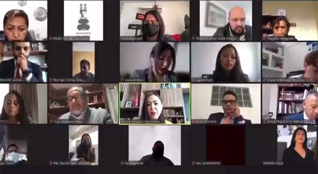 ‘Tráeme mi calzón para vestirme’: Síndica pasa incómodo momento en plena sesión en línea | VIDEO