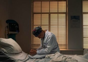 A tan solo dos camas de distancia mueren madre e hija por Covid-19, en Irlanda