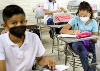 Podrían regresar a las aulas, en octubre