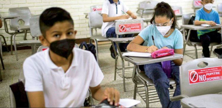 Podrían regresar a las aulas, en octubre