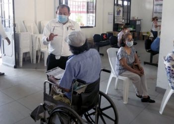 Entregan órdenes de pago y afilian a adultos mayores