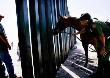 EU suspende temporalmente a la patrulla a caballo en la frontera con México tras agresión a migrantes