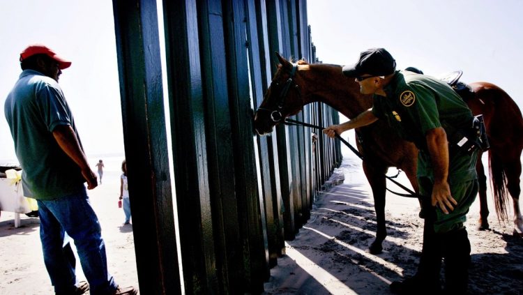 EU suspende temporalmente a la patrulla a caballo en la frontera con México tras agresión a migrantes