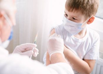 Pfizer buscará ‘visto bueno’ de EU para aplicar vacuna COVID a menores de 5 años en noviembre