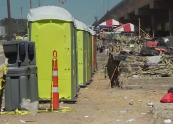 Desmantelan campamento de migrantes en Texas, ya no queda nadie