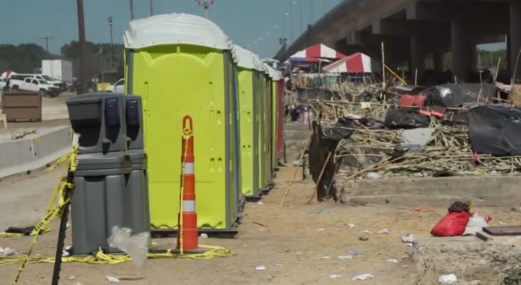 Desmantelan campamento de migrantes en Texas, ya no queda nadie