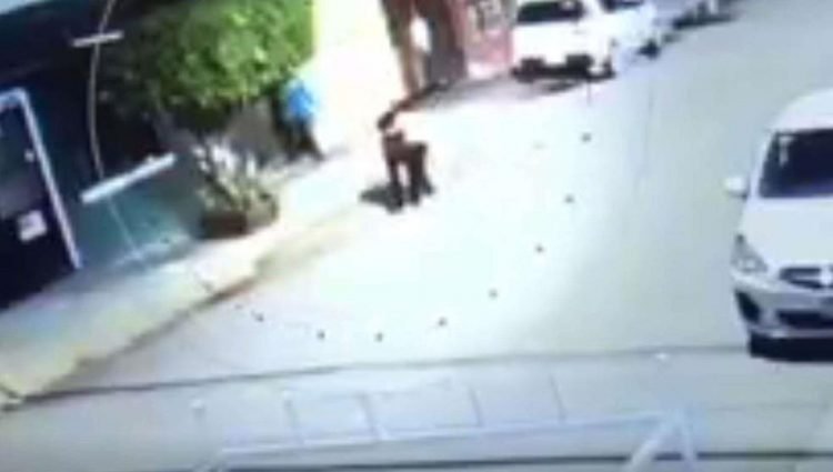 VIDEO | Así fue el momento en que mujer apuñaló a sus hijos en Irapuato