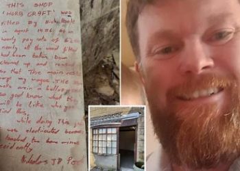 Un hombre encuentra oculta en la pared de su tienda una nota de advertencia escrita por un constructor 35 años atrás