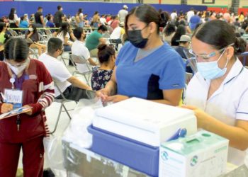 Acuden millennials a vacunarse