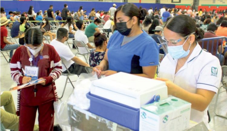 Acuden millennials a vacunarse