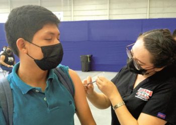 Vacunan hasta las 4 de la madrugada en la UAT