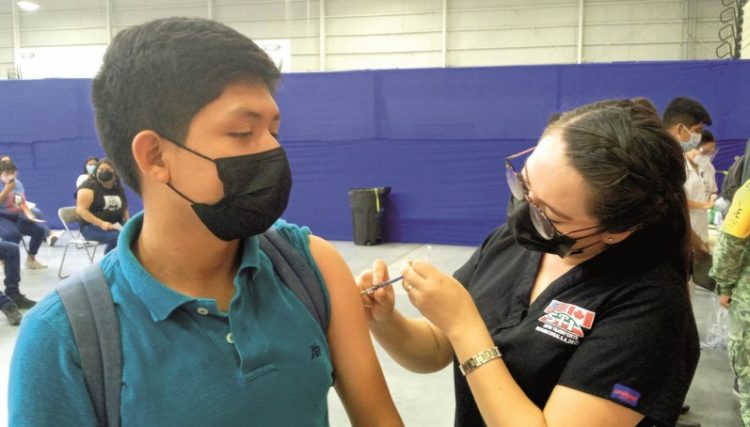 Vacunan hasta las 4 de la madrugada en la UAT