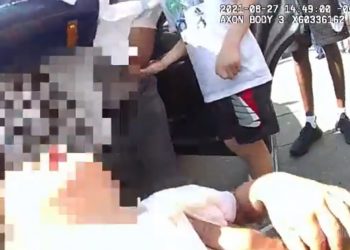 VIDEO | Oficial de policía salva la vida de un niño de dos años que yacía sin signos vitales en el interior de un vehículo