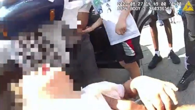 VIDEO | Oficial de policía salva la vida de un niño de dos años que yacía sin signos vitales en el interior de un vehículo