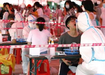 China trata de contener brote de Covid-19 entre estudiantes no vacunados