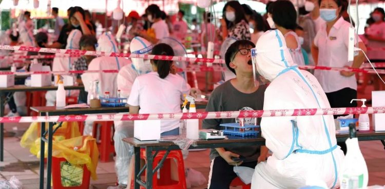 China trata de contener brote de Covid-19 entre estudiantes no vacunados