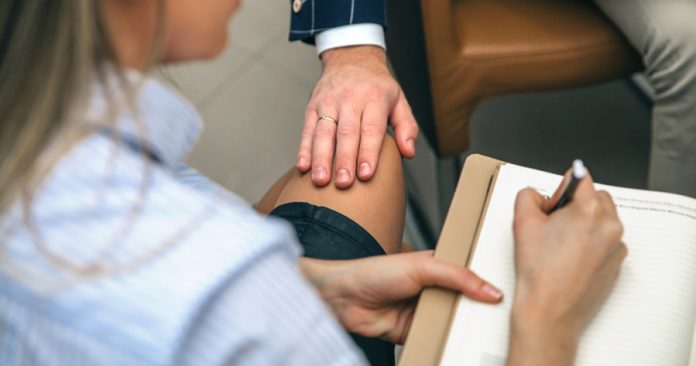 Funcionario de la Corte es suspendido por acoso sexual