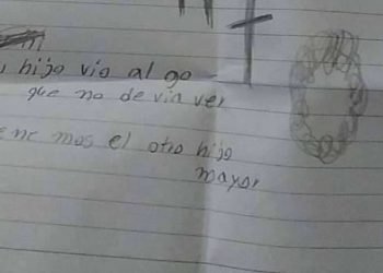 Encuentra muerto a su hijo de dos años y una nota que decía “vio algo que no debió ver”