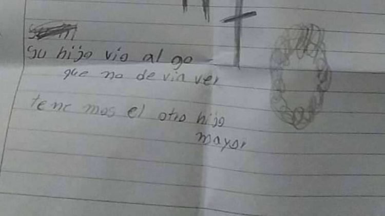 Encuentra muerto a su hijo de dos años y una nota que decía “vio algo que no debió ver”