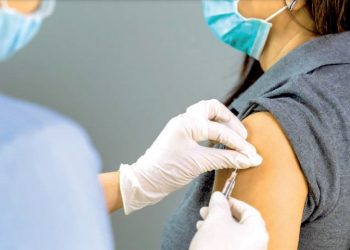 Piden a jóvenes vacunarse para evitar daños por Covid Delta