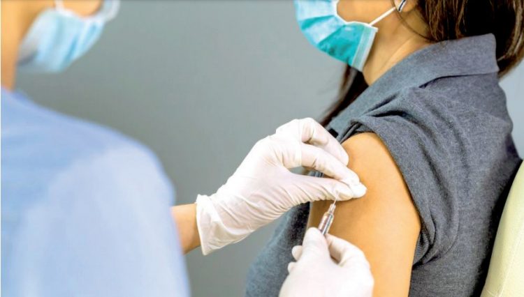 Piden a jóvenes vacunarse para evitar daños por Covid Delta