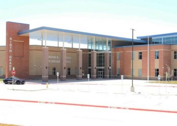 Arrestan a estudiante por amenazas a maestro vía Chromebook de UISD