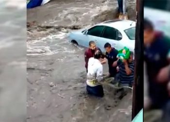 VIDEO | Rescatan a bebé de inundaciones en Ecatepec