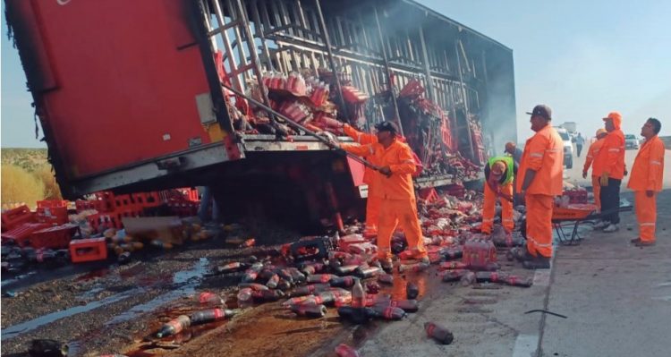 Arde camión en la autopista La Gloria-Nuevo Laredo