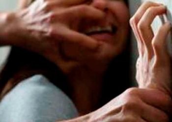 Mujer deja que un policía abuse de su hijastra por 50 dólares