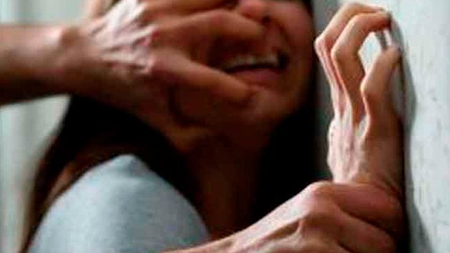 Mujer deja que un policía abuse de su hijastra por 50 dólares