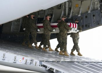 Reciben con todos los honores al marine caído en Afganistán