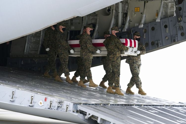 Reciben con todos los honores al marine caído en Afganistán