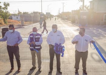 Entrega Alcalde calle con concreto hidráulico en colonia Ampliación VyT 3
