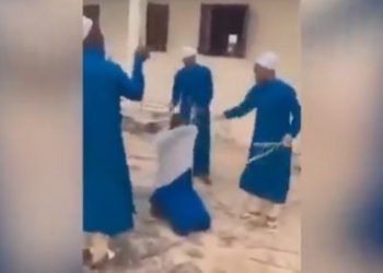 VIDEO: ¡Indignante! Maestros golpean brutalmente a niña en una escuela islámica a petición de su papá