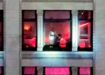 Dramático video capta el rescate de una mujer tomada como rehén por hombre que desató tiroteo en Los Ángeles