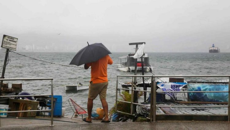 Huracán Rick toca suelo mexicano como Categoría 2